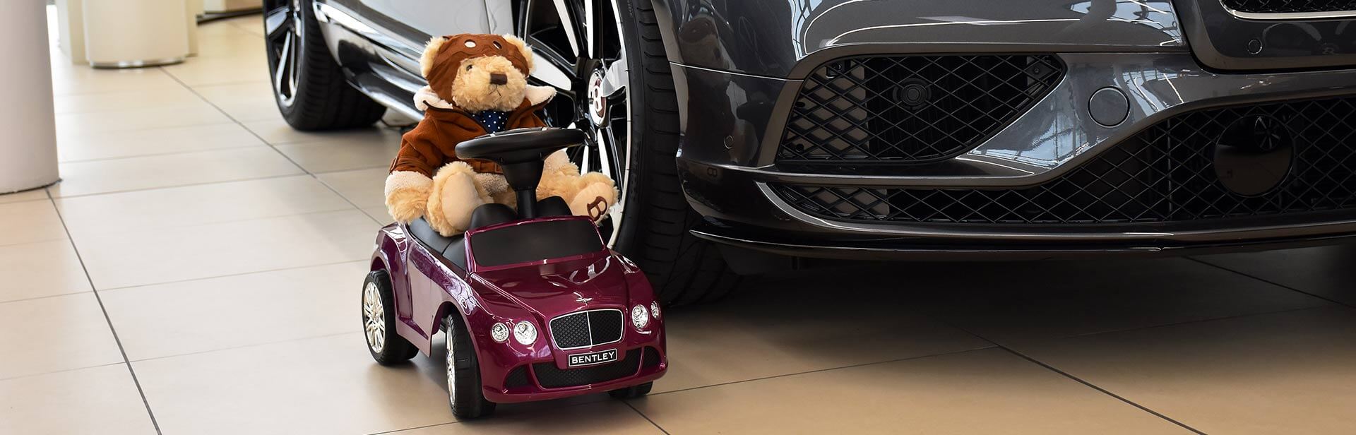 Spielzeugauto mit Teddy