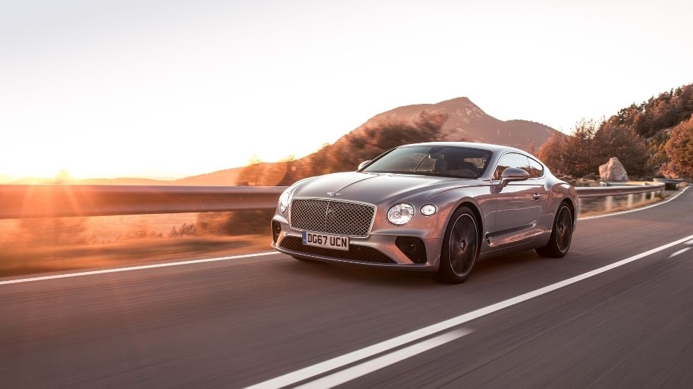 Bentley Continental GT dynamisch auf der Straße